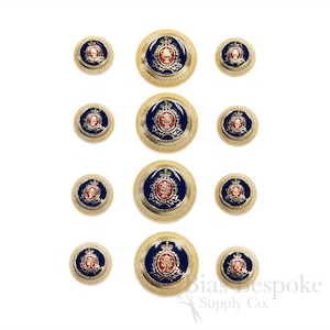 Könnte beinhalten: Satz mit 10 goldfarbenen Knöpfen mit einem blauen und roten Emaille-Design. Die Knöpfe zeigen eine Krone und ein Wappen mit einer stilisierten Urne.