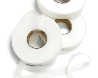 Könnte beinhalten: Drei Rollen weißes, schmelzbares Webband, eine Art Bügelklebeband, werden auf weißem Hintergrund gezeigt. Eine Rolle ist teilweise abgewickelt und zeigt die Textur des Bandes.