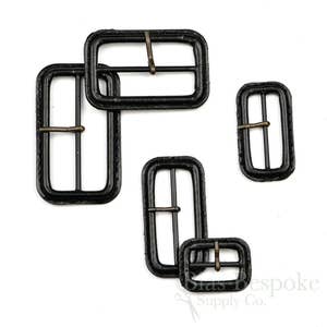 Fibbie in pelle nera PELL con perni in ottone anticato, Made in Italy