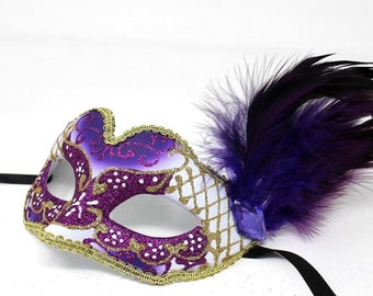 Máscara de mascarada púrpura y dorada con pluma lateral