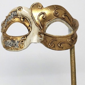 Máscara veneziana musical dourada e marfim para baile de máscaras, baile de formatura, para ser segurada na mão com um bastão.