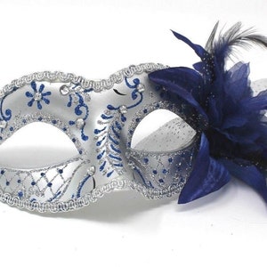 Masque de mascarade bleu et argent avec fleur