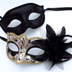 Par de máscaras de baile de máscaras para casais, retas, pretas e douradas, estilo redemoinho, para ele e para ela