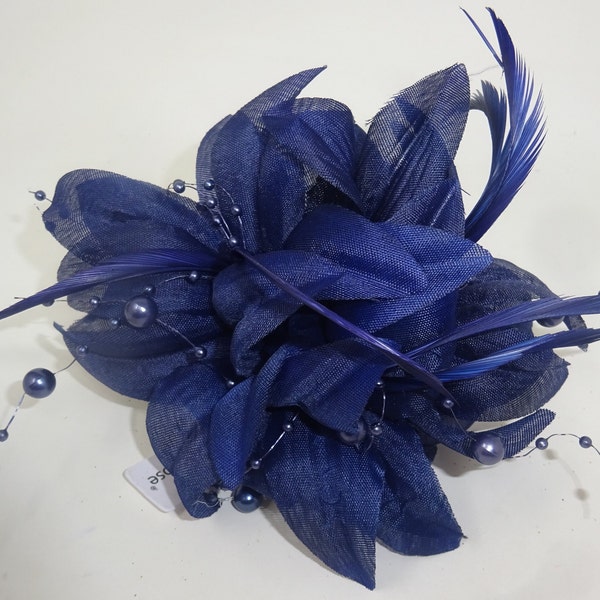 Haar Fascinator, Corsage und Brosche Navy Blau mit Dekorativen Perlmutt Perlen Staubblättern Clip & Pin Befestigung