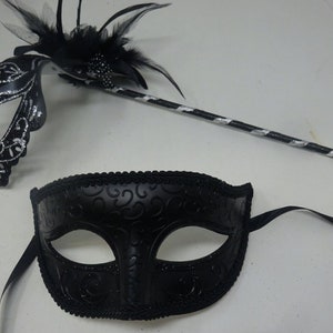 Máscaras para parejas Máscara de disfraces de Rialto negra y plateada con flor para baile de máscaras Fiesta de carnaval Halloween de mano en un palo de madera
