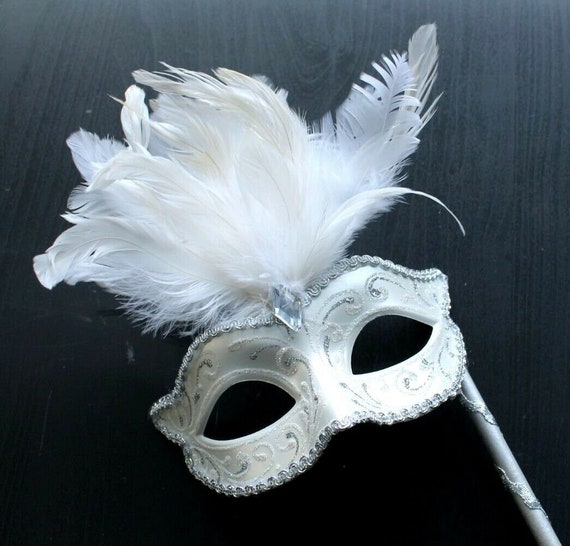 Maschera di piume bianche e argento sul bastone -  Italia