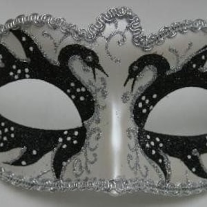 Máscara de máscaras com glitter preto e branco perolado com design de Lago dos Cisnes