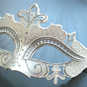 Rialto White and Silver Masquerade Mask