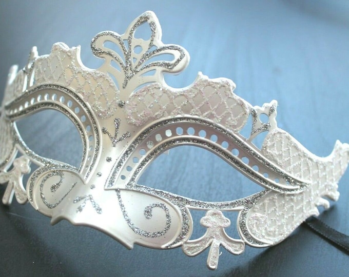 Rialto White and Silver Masquerade Mask