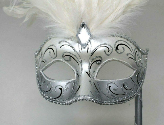 Splendida maschera di carnevale in maschera per feste in maschera bianca e  argento su un bastone d'argento -  Italia