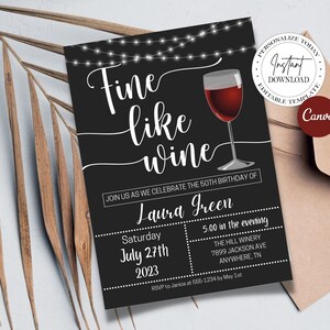 Peut inclure: Invitation d'anniversaire noire et blanche avec un verre de vin rouge et des guirlandes lumineuses. L'invitation indique "Fine like wine" et est pour le 50e anniversaire de Laura Green. L'événement a lieu le samedi 27 juillet 2023 à 17h00 à The Hill Winery.