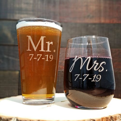 M. et Mme Beer and Wine Glass Set, Personnalisé gravé de date ou de nom, Cadeau pour le couple, lunettes de mariage, vin sans tige et verre de pinte