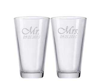 Mr. and Mrs. Glasses, Personalized Beer Glasses, Custom Engraved Glasses, Gift for the Couple, Beer Glasses for Wedding, Anniversary Gift