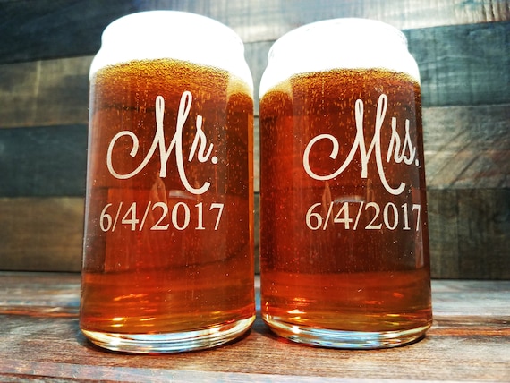 Mr. and Mrs. Beer Can Glasses Personalized, Beer Can Glass, Custom Wedding  Glassware, Etched Wedding Glasses, Gift for the Couple - Set of 2