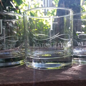 Gepersonaliseerde whiskyglazen, groomsmen geschenken, gepersonaliseerde scotch glas, whisky glazen gegraveerd, grote aangepaste gift idee, aangepaste glaswerk afbeelding 2