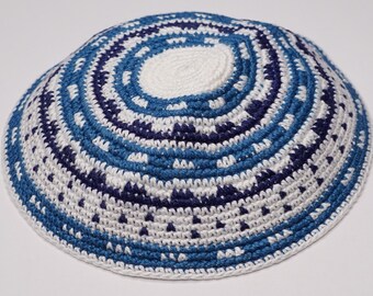 Kippah lavorata a maglia fatta a mano, Yarmulke ebraico con motivo blu (15 cm)
