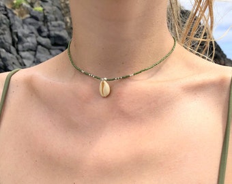 Summer dreams necklace (available in 36 colours) : Seed beaded choker necklace with cowry shell