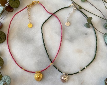 Böhmische Herz-Halskette (erhältlich in 36 Farben): Halskette mit kleinen Perlen und im Boho-Stil verzierten Herzanhängern