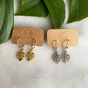 Tiny monstera hoop oorbellen : Kleine oorringetjes met monstera blad bedeltjes