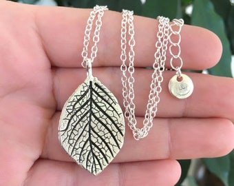 Collar de hojas: Collar bañado en plata con dije de hoja de color plata.