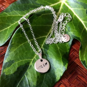 Collar de plumas: Collar bañado en plata con colgante de pluma (se puede personalizar con inicial en la parte trasera)
