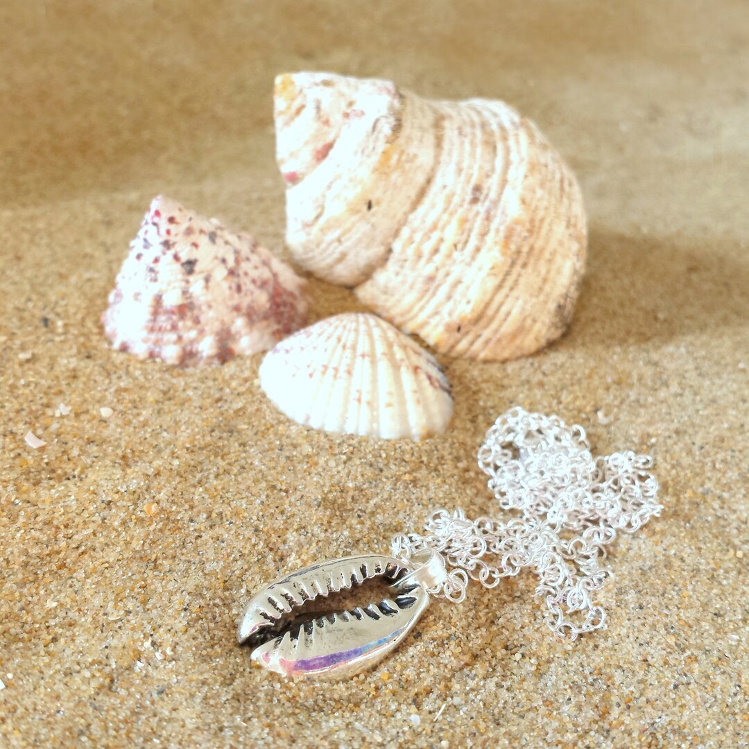 MICCI vendita calda collana di conchiglie di ciprea bianca da spiaggia hawaiana piatta in acciaio inossidabile placcato oro 18 carati con conchiglia Puka