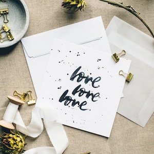 Felicitatiekaart huwelijkscadeau "Liefde, Liefde, Liefde" met envelop