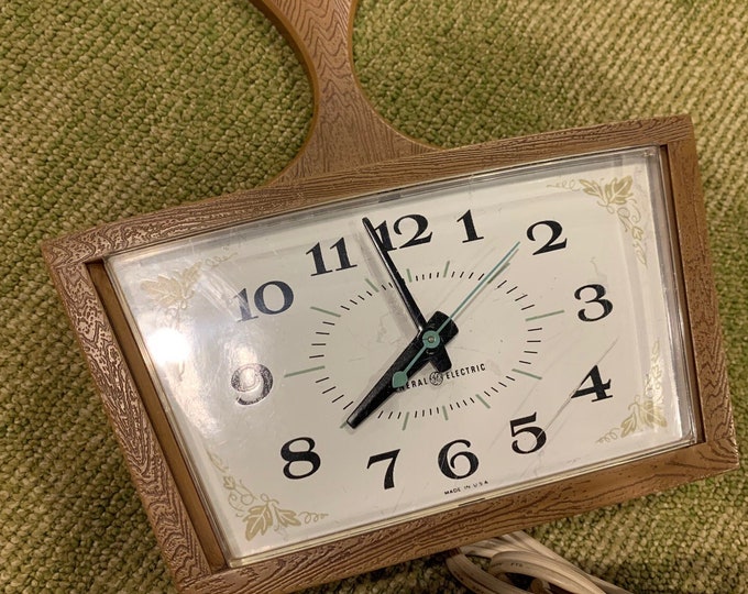 Vintage General Electric Kitchen Wall Clock Model 2146 Cutting Board ...