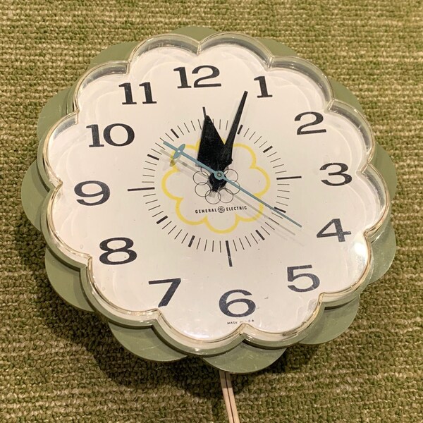 Vintage General Electric Kitchen Wall Clock Model 2150 Olive Green Flower Face