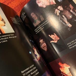 Puede incluir: Una p&aacute;gina de revista con fotograf&iacute;as en blanco y negro de m&uacute;sicos de rock. Las im&aacute;genes incluyen a Trent Reznor de Nine Inch Nails, Marilyn Manson y Till Lindemann de Rammstein. Las fotograf&iacute;as est&aacute;n acreditadas a Stephanie Cabral y Greg Cristman.