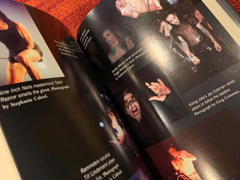 Puede incluir: Una p&aacute;gina de revista con fotograf&iacute;as en blanco y negro de m&uacute;sicos de rock. Las im&aacute;genes incluyen a Trent Reznor de Nine Inch Nails, Marilyn Manson y Till Lindemann de Rammstein. Las fotograf&iacute;as est&aacute;n acreditadas a Stephanie Cabral y Greg Cristman.