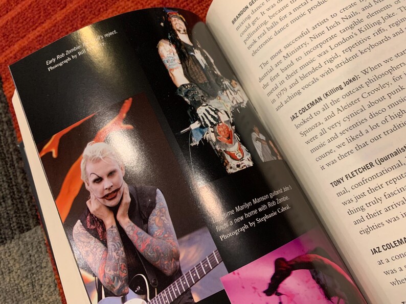 Puede incluir: Una p&aacute;gina doble de un libro con im&aacute;genes de m&uacute;sicos. Una foto muestra a una persona con maquillaje blanco, tatuajes y una guitarra. El texto dice "Early Rob Zombie" y "Photograph by Bill."