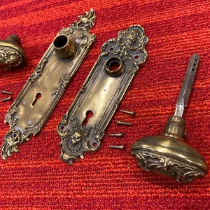 Antique Y&T Yale and Towne Oval Door Knobs and Escutcheons Bronze Decorative Plates