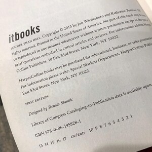 Puede incluir: P&aacute;gina de un libro con el logo "itbooks" y el t&iacute;tulo "LOUDER THAN HELL". El texto incluye informaci&oacute;n de derechos de autor, detalles del editor y el ISBN. El libro es una primera edici&oacute;n, dise&ntilde;ado por Renato Stanisic.