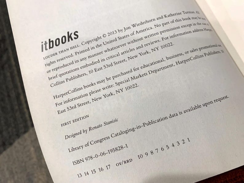 Puede incluir: P&aacute;gina de un libro con el logo "itbooks" y el t&iacute;tulo "LOUDER THAN HELL". El texto incluye informaci&oacute;n de derechos de autor, detalles del editor y el ISBN. El libro es una primera edici&oacute;n, dise&ntilde;ado por Renato Stanisic.
