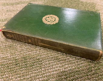 Libro antiguo de tapa blanda encuadernado en piel: El vicario de Wakefield, de Oliver Goldsmith.