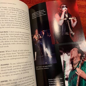 Puede incluir: Una p&aacute;gina doble de un libro titulado 'Louder Than Hell' con fotos de bandas de metal actuando. Las im&aacute;genes incluyen m&uacute;sicos con pintura facial y vestuario de escenario. El texto detalla la historia de la m&uacute;sica industrial.