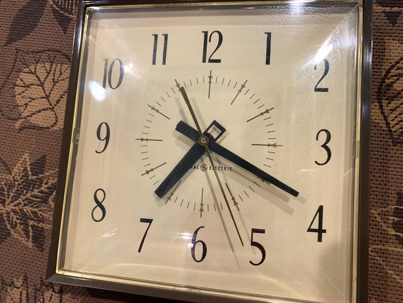 Vintage General Electric Kitchen Wall Clock Model 2146 Cutting Board ...