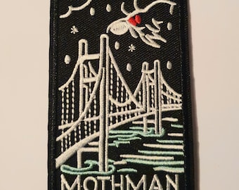 Toppa ricamata con motivo da applicare con ferro da stiro e raffigurante la profezia di Mothman su Criptozoologia