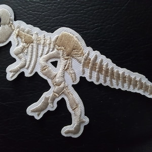 Esqueleto de dinosaurio fósil bordado hierro en Applique Motif Patch
