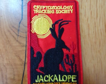 Parche termoadhesivo bordado con motivo de criptozoología de liebre jackalope