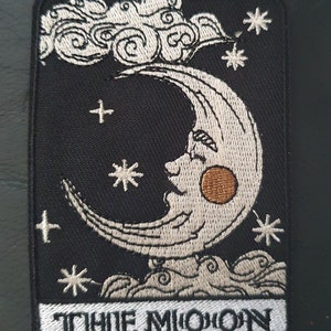 Patch brodé en fer sur une carte de tarot la lune