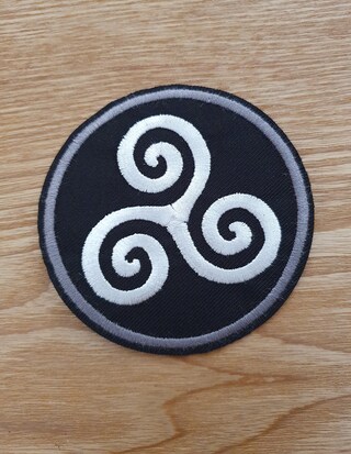 Patch Ricamata Celtica Termoadesiva 80x80 Mm – Simbolo Triquetra/Trieskel Per Zaino E Jeans
