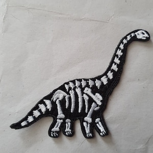 Fossiele dinosaurusskelet geborduurde opstrijkbare motiefpatch appliqué