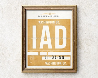 Puede incluir: Una impresión enmarcada de estilo vintage con el texto "IAD" en letras blancas grandes, con "Washington, DC" arriba y abajo. La impresión incluye el logotipo de Icarus Airlines y la fecha "11-01-99". El marco es dorado.