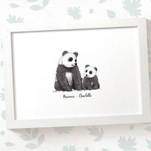 Peut inclure: Une illustration en noir et blanc de deux pandas, l'un plus grand que l'autre. Le plus grand panda est étiqueté "Mumma" et le plus petit panda est étiqueté "Charlotte".