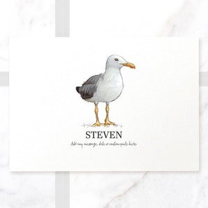 Op de afbeelding: Een gepersonaliseerde kaart met een handgetekende illustratie van een meeuw met de naam "STEVEN" eronder. De kaart heeft een witte achtergrond en de tekst "Voeg een bericht, datum of aanpassing hier toe" staat onder de naam.