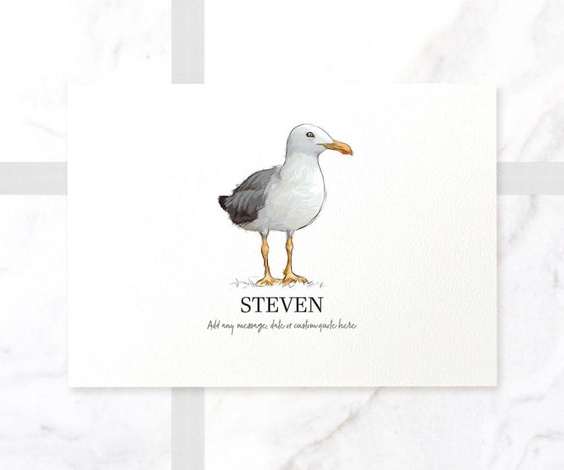 Op de afbeelding: Een gepersonaliseerde kaart met een handgetekende illustratie van een meeuw met de naam "STEVEN" eronder. De kaart heeft een witte achtergrond en de tekst "Voeg een bericht, datum of aanpassing hier toe" staat onder de naam.