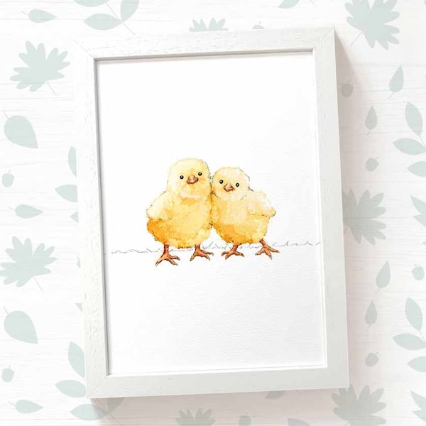 Pode incluir: Uma pintura em aquarela de dois pintinhos amarelos de pé lado a lado. Os pintinhos estão olhando para a frente e têm a cabeça ligeiramente inclinada para o lado. Ambos estão sorrindo e têm os olhos fechados. Os pintinhos estão em pé sobre um fundo branco.