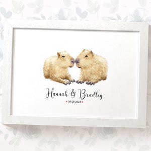 Stampa personalizzata per matrimonio con capibara: ritratto di coppia carino, regalo di anniversario, arte romantica con animali